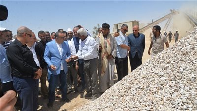 محافظ أسيوط يشهد التشغيل التجريبي لمحطة تكسير المواد المحجرية (صور) 