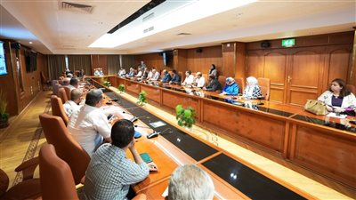 أسيوط تنظم جلسة حوارية لمناقشة التأثيرات الاجتماعية لمشروع القطار السريع