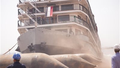 صيانة فندق عائم بأسوان وإنزاله للمياه بحضور سفراء أفارقة (صور)