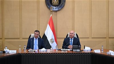 كامل الوزير وعلاء فاروق يبحثان التوسع في تصنيع الزبيب وتوطين صناعة الكتان 