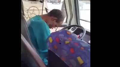 كارثة على الطريق، سائق نقل جماعي يتعاطى المخدرات أثناء قيادته والركاب يستغيثون بالشرطة (فيديو)