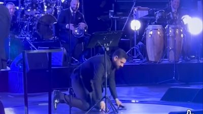 شاهد، المطرب آدم يسجد على المسرح خلال حفله في مهرجان قرطاج