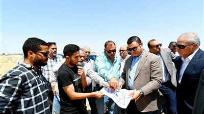 وزير الإسكان يتفقد تنفيذ مشروعات شبكات المرافق بمنطقة جنيفة بمدينة الشروق