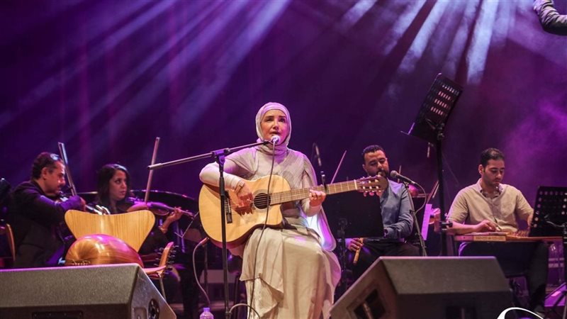 عايدة الأيوبي تتغنى