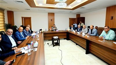 وزير الإسكان يستعرض ملف تقنين الأراضي بالعبور الجديدة والشروق