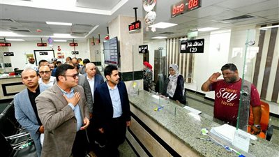 وزير الإسكان يتفقد المركز التكنولوجي لخدمة المواطنين بالعبور الجديدة 
