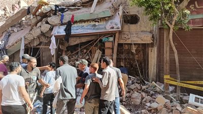 صرخة أب مكلوم، خرج ليشتري الإفطار لأسرته فعاد ليبحث عنهم تحت أنقاض عقار الزقازيق (فيديو)