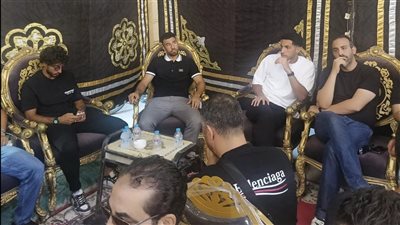 لاعبو الأهلي يقدمون العزاء لمحمد الشناوي في وفاة والده