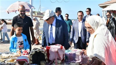 محافظ الدقهلية يتفقد معرض أيادي مصر للصناعات الحرفية بجمصة (صور)