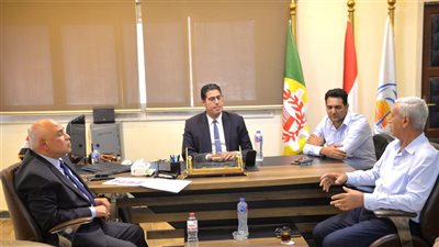 نائب محافظ الدقهلية يناقش تطوير شبكات الصرف الصحي بمنطقة 15 مايو بجمصة (صور)