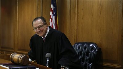 وفاة أكثر قاض محبوب في العالم وولاية رود آيلاند الأمريكية تنكس الأعلام (فيديو وصور)