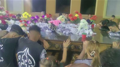 في حضرة أم النور، الأوراق تمتلئ بالأمنيات والقلوب تنتظر المعجزات في الليلة الختامية لمولد درنكة (فيديو) 