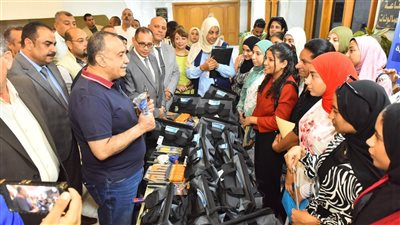 الأيدي الناعمة تخترق مجالا جديدا من مهن الرجال، محافظ أسيوط يسلم خريجات صنايع أدوات سباكة (صور) 