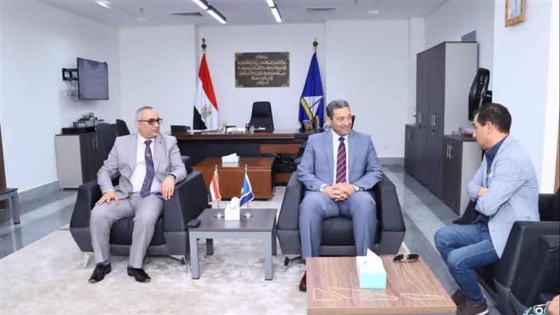 محافظ دمياط يستقبل