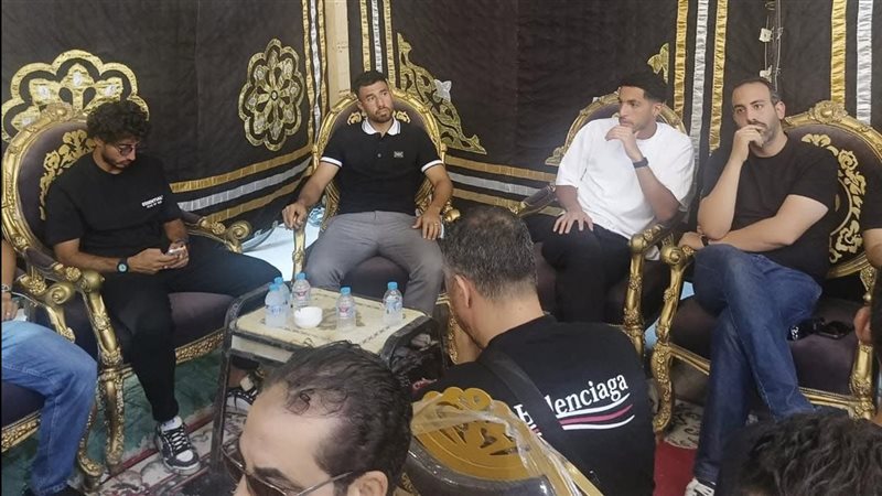 لاعبو الأهلي يقدمون