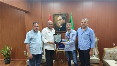 وكيل التعليم بالدقهلية يكرم الفائز بالمسابقة الوطنية للأولمبياد الخاص في الجمباز (صور)