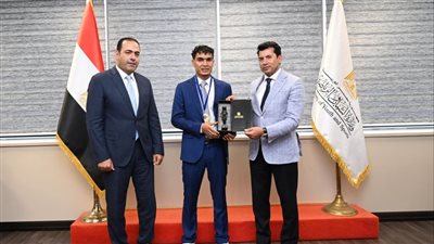 أشرف صبحي يلتقي بطل الكيك بوكس بعد اختياره تمثيل مصر على حساب إيطاليا