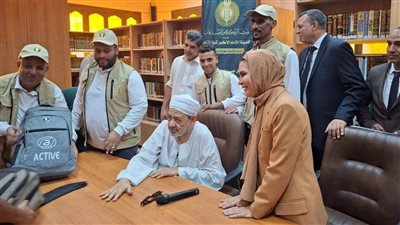 بالزي الصعيدي، شيخ الأزهر يشارك التلاميذ فرحتهم خلال إطلاق بيت الزكاة حملة 