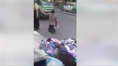 مقطع صادم، متسول يتحرش بالسيدات في الشارع يثير الغضب، والنشطاء يطالبون بمعاقبته (فيديو)