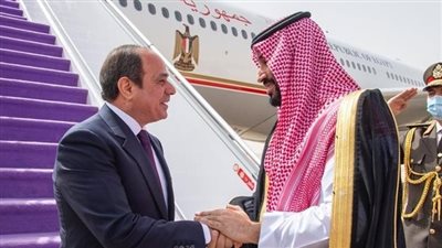 وسط ترحيب حار، ولي عهد السعودية يقود السيارة بصحبة الرئيس السيسي