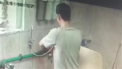 الناس معرفتش تتوضى، لص يسرق حنفيات مسجد السلام بطنطا في عز الظهر (فيديو)