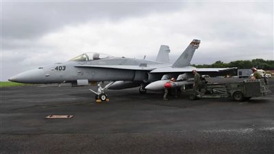 انفجار مروع لمقاتلة أمريكية أثناء إقلاعها في أحد مطارات ماليزيا (فيديو)