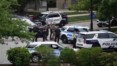 فوضى وذعر طلاب وعائلاتهم بعد بلاغ عن هجوم على حفل بجامعة أمريكية (فيديو وصور) 