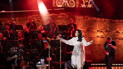 سبقتها بالبكاء والدعاء لأنغام، أحلام تشعل مهرجان قرطاج بعد غياب 3 أعوام (فيديو)