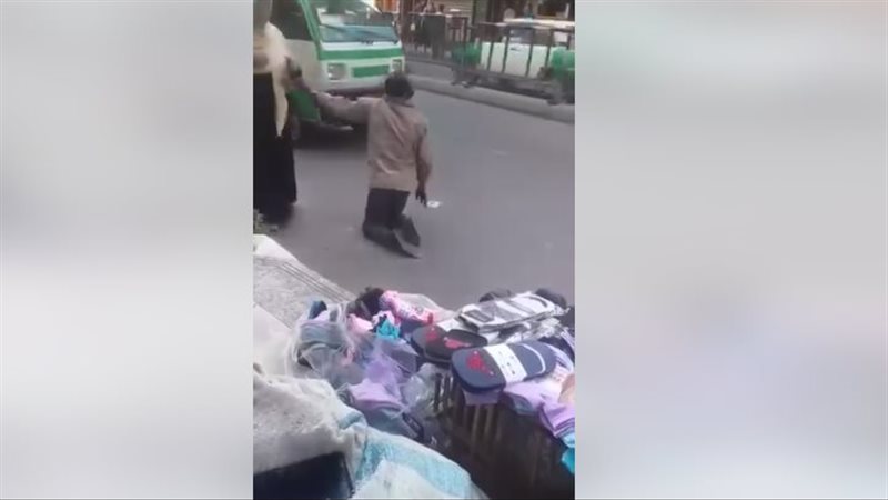 متسول يتحرش بالسيدات