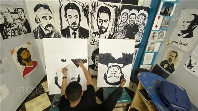 فنان منياوي يرسم لوحات فنية باليدين والرجلين معًا (فيديو وصور)