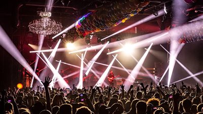 أزمات المطربين الشباب مع شركات الإنتاج.. هل هو قيد فني أم ابتزاز تعاقدي؟.. مختصون: حل هذه الأزمة يتطلب إعادة النظر في القوانين المنظمة للعمل الفني