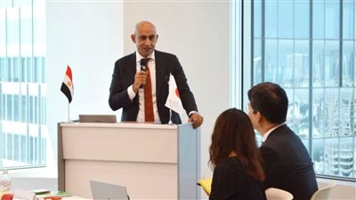 وزير التربية والتعليم يتسلم أول نسخة لكتاب الرياضيات المطور للصف الأول الابتدائي