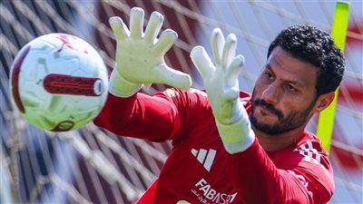 محمد يوسف يعقد جلسة مع الشناوي على هامش مران الأهلي 