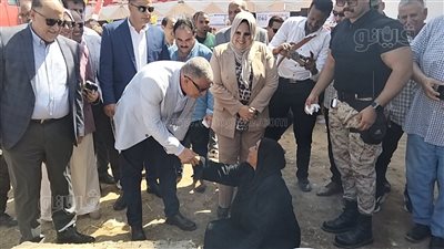 محافظ الإسماعيلية يستمع لمطلب 