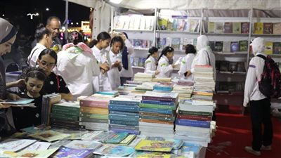 إقبال جماهيري على معرض السويس الثالث للكتاب (صور)