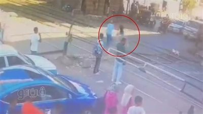 بطولة اللحظة الأخيرة، إنقاذ شاب من موت محقق تحت عجلات القطار ببني سويف (فيديو)