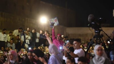 لعبت على الوتر الحساس، معجبة تفاجئ مدحت صالح بصورة لوالدته في حفله بمهرجان القلعة (صور)