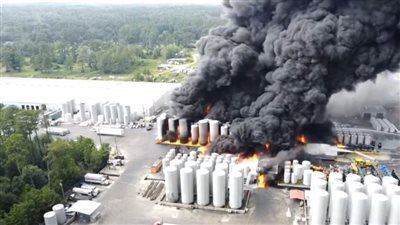 انفجار ضخم في مصنع لإنتاج زيوت ومواد تشحيم بأمريكا وأوامر للسكان بإخلاء المنطقة فورا (فيديو)