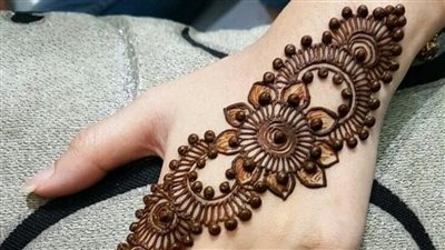 تفسير رؤية الحناء في المنام وعلاقتها بالمرور بضائقة مالية 