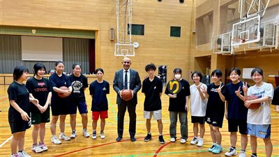 وزير التربية والتعليم يزور مدرسة 