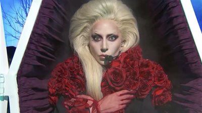 ليدي جاجا تبدع في أداء أغنية 