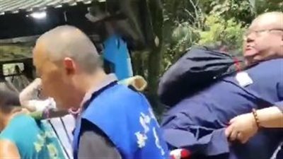 أنفق 135 ألف جنيه، رجل يستأجر 9 أشخاص لحمله على الأعناق إلى تمثال إله الثروة (فيديو)