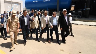 وزير الإسكان ومحافظ مطروح يتفقدان محطة تحلية مياه البحر 