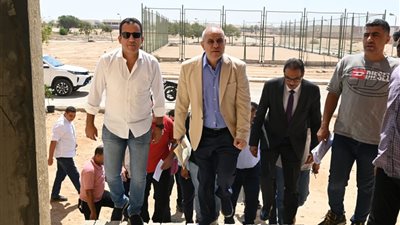 نائب رئيس هيئة المجتمعات العمرانية يتابع مشروعات الإسكان بالعاشر من رمضان