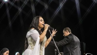 في أول مشاركة لها، مروة ناجي تُبدع على خشبة مسرح مكتبة الإسكندرية بمهرجان الصيف الدولي (صور)