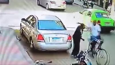 اعتداء على شاب من ذوي الهمم وسقوطه أرضًا، والنشطاء: القسوة احتلت القلوب (فيديو)