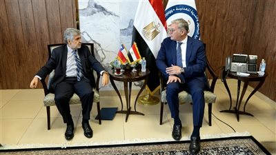 وزير البترول يلتقي سفير تشيلي بالقاهرة لبحث خطط التعاون في مجال الغاز 