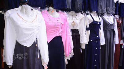 تبدأ من 140 جنيهًا، أسعار ملابس المدارس 2025 للفتيات في العتبة (فيديو وصور)