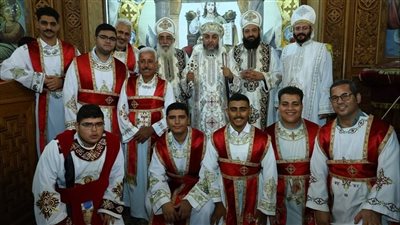 الأنبا أنيانوس يرسم 12 شماسًا للخدمة في إيبارشية بني مزار