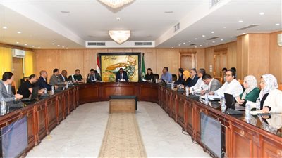 محافظ الفيوم يعقد اجتماعا لبحث استغلال 13.7 ألف فدان جنوب بحبرة قارون